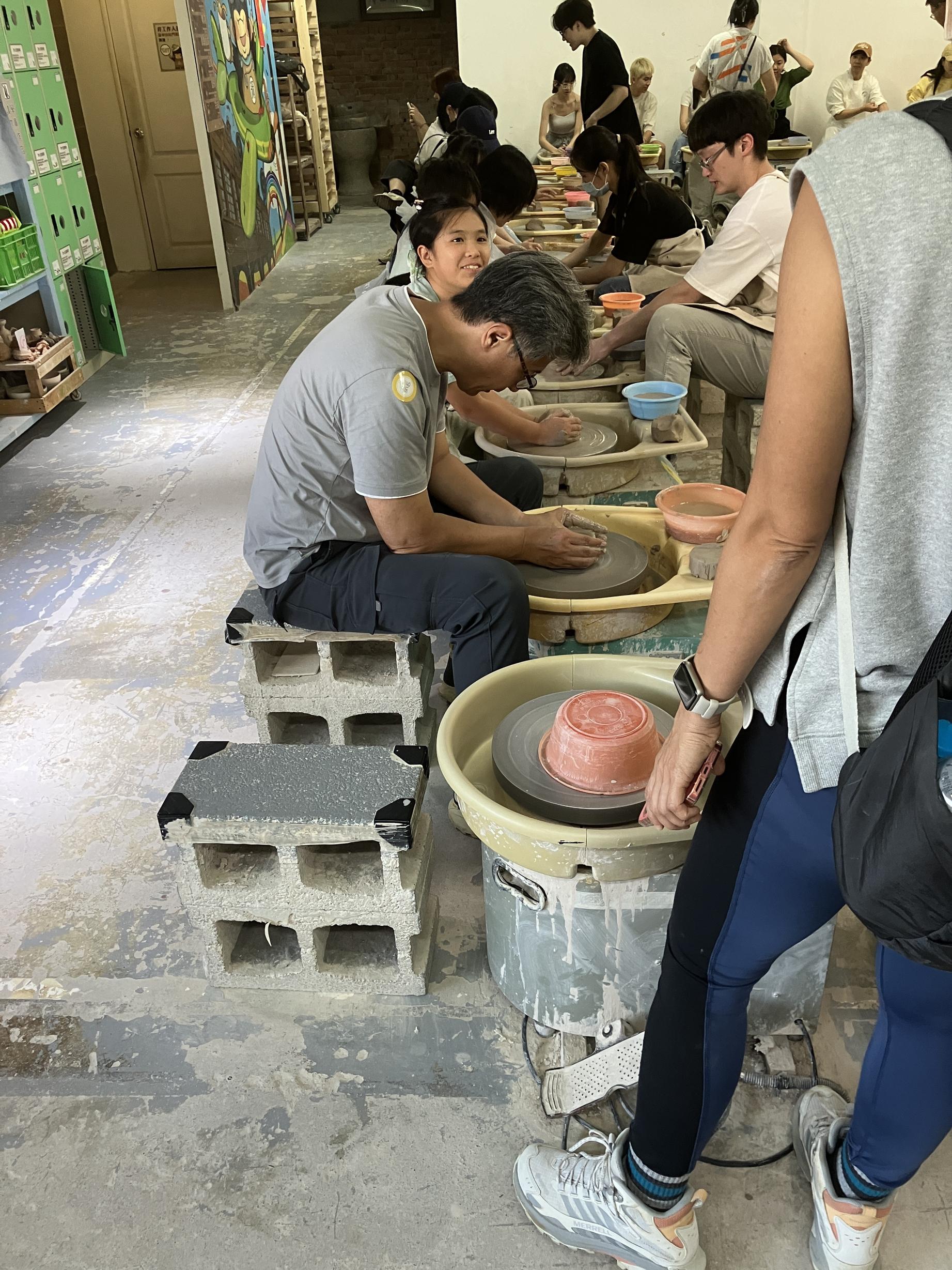 三日目　１６時２７分　鶯歌陶瓷　陶芸をする人達