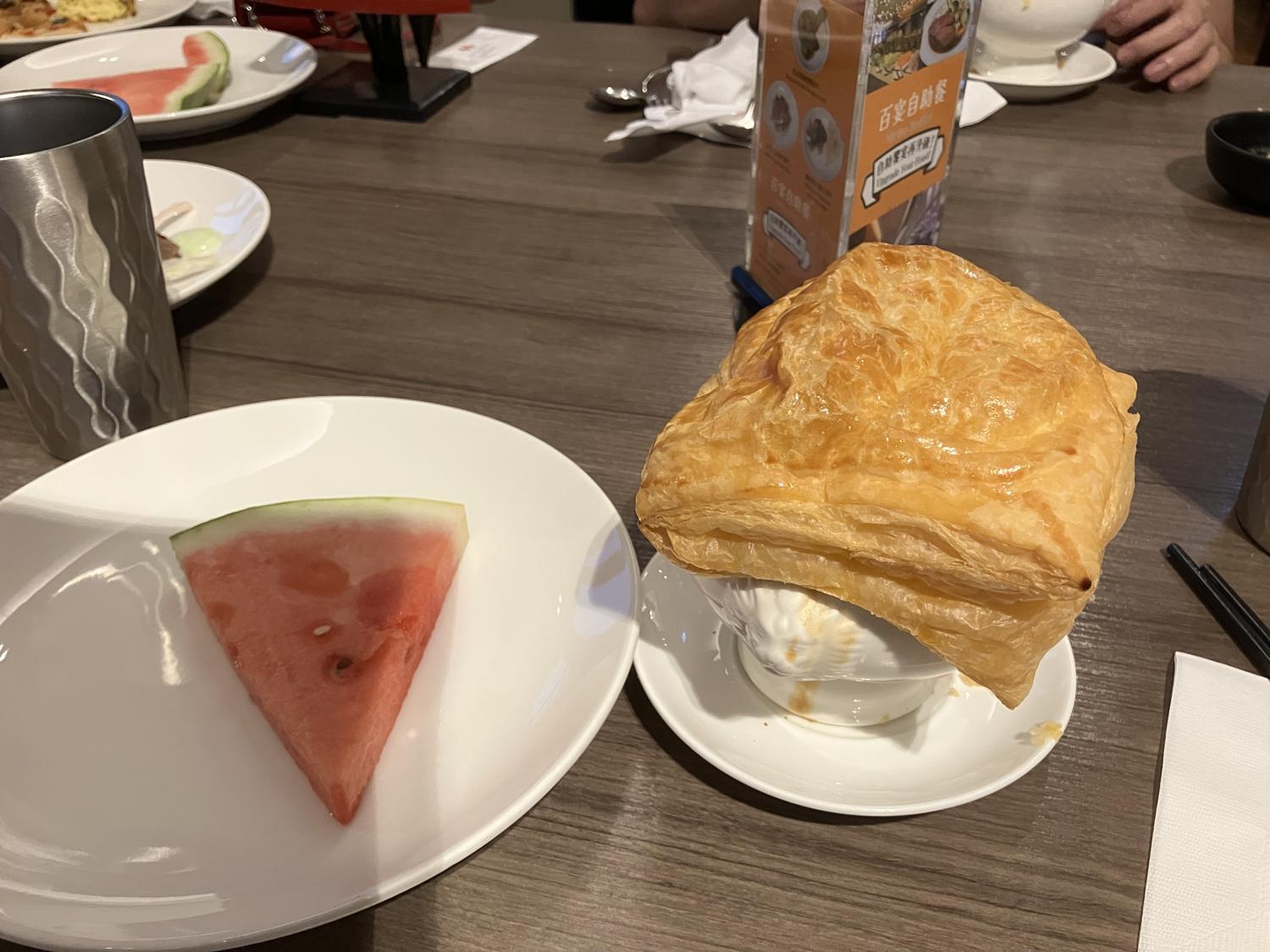 スイカを食べる