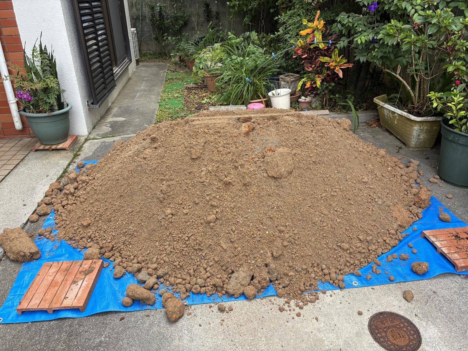 １．５トンの砂混じり赤土